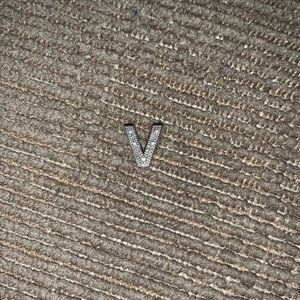 “V” pandora charm